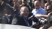 שר החוץ המושעה אביגדור ליברמן עוזב את בית משפט השלום בירושלים לאחר הקראת פסק הדין המזכה, 6.11.13 (צילום: פלאש 90)