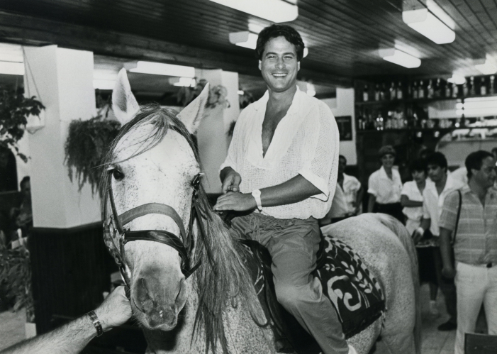 דודו טופז רוכב על סוס בשכונת התקווה בתל-אביב, 1986 (צילום: משה שי)