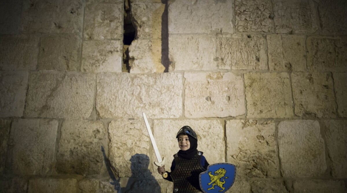 ילד מגלם אביר. ירושלים, 31.10.13 (צילום: יונתן זינדל)