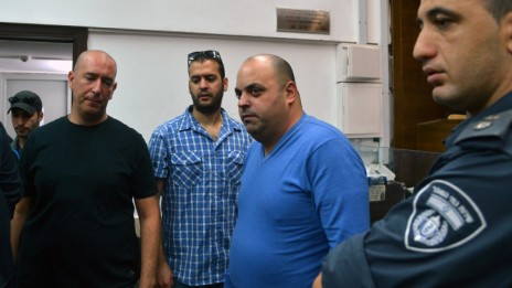 צחי אסולין (במרכז, בחולצה כחולה), מנהל בחברה של הזמר אייל גולן ואחד החשודים בפרשת הסרסרות בקטינות, אתמול בבית-המשפט (צילום:  יוסי זליגר)