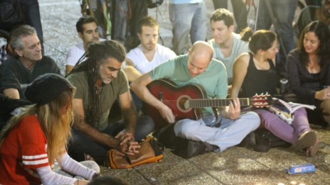 ישראלים מתאספים בכיכר רבין, להתאבל על מותו של אריק איינשטיין. 27.11.13 (צילום: פלאש 90)