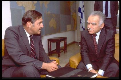 שר החוץ יצחק שמיר נפגש עם שר החוץ האפריקאי פיט בוטה במשרד החוץ בירושלים, 11.5.1984 (צילום: נתי הרניק, לע"מ)