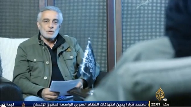 עיתונאי "אל-ג'זירה" תייסיר עלוני מראיין את אבו-מוחמד אל-ג'ולאני, מנהיג תנועת המורדים הסורית "ג'בהת א-נוסרה לִאַהְל א-שאם" (חזית ההצלה לבני סוריה)