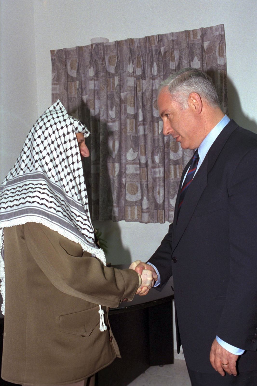 בנימין נתניהו לוחץ את ידו של יאסר ערפאת. מחסום ארז, 4.9.1996 (צילום: משה מילנר, לע"מ)