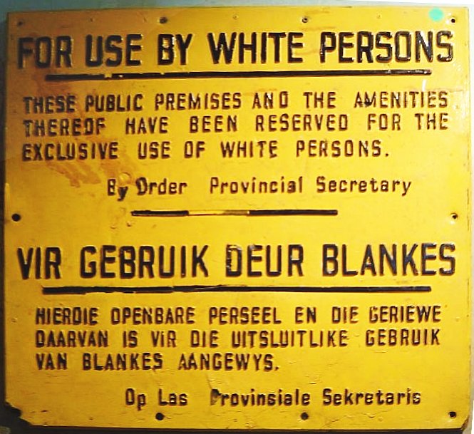 "לשימוש על-ידי לבנים בלבד", שלט מתקופת האפרטהייד בדרום-אפריקה (צילום: EI_C, נחלת הכלל)