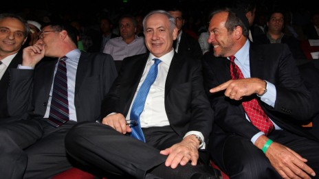 הרב יחיאל אקשטיין, נשיא הקרן-לידידות, מתלוצץ עם ראש הממשלה (צילום: קובי גדעון)