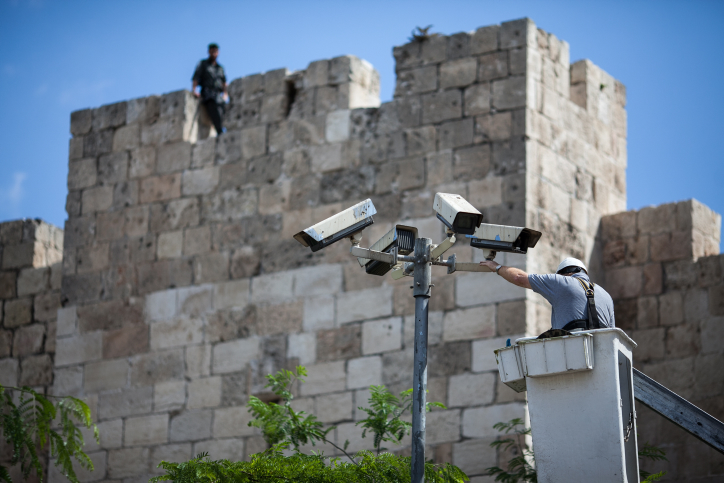 טכנאי מתקן מצלמות אבטחה ליד חומת העיר העתיקה בירושלים, 20.5.12 (צילום: נועם מוסקוביץ')