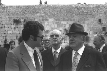 ראש ממשלת דרום-אפריקה ג'ון פורסטר (מימין) ושר החוץ שלו בכותל המערבי בירושלים, 11.4.1976 (צילום: משה מילנר, לע"מ)