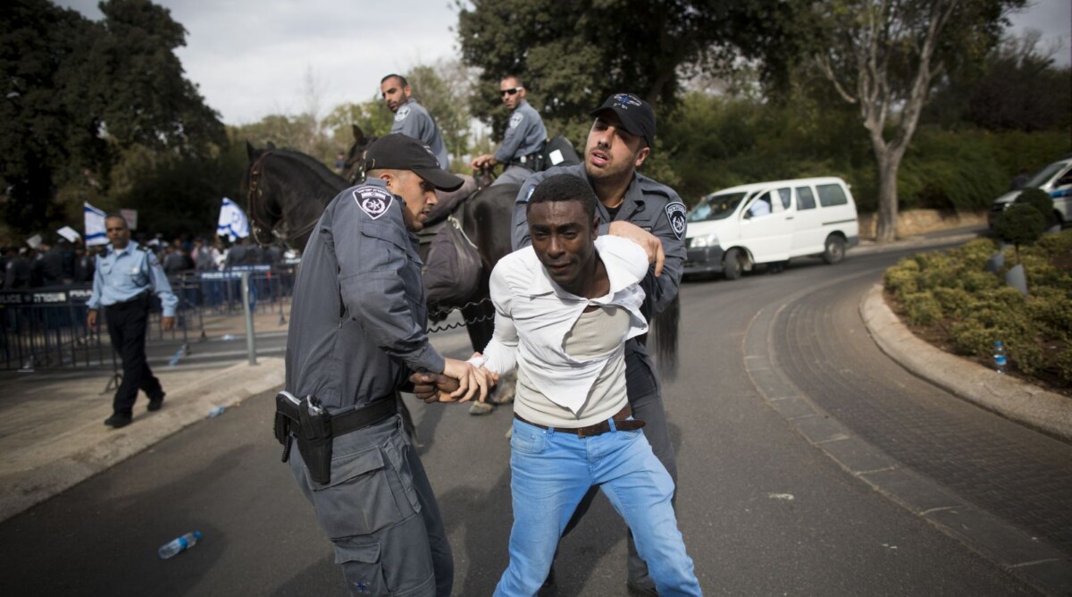 שוטרים עוצרים מפגין, מול הכנסת בירושלים. 3.12.13 (צילום: יונתן זינדל)