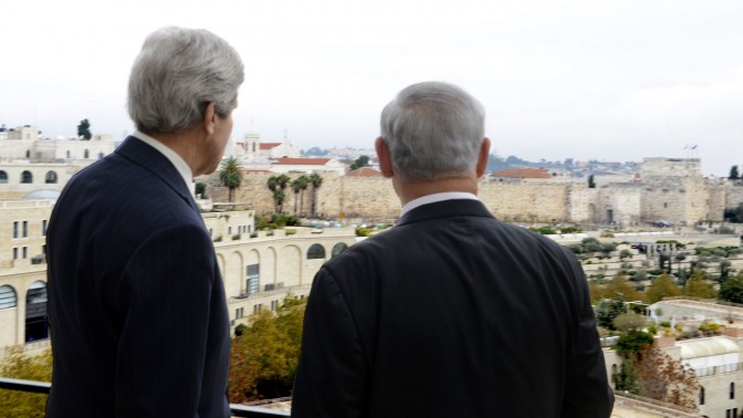 ראש הממשלה בנימין נתניהו ומזכיר המדינה האמריקאי ג'ון קרי, בירושלים. 6.12.13 (צילום: מתי שטרן, שגרירות ארה"ב)