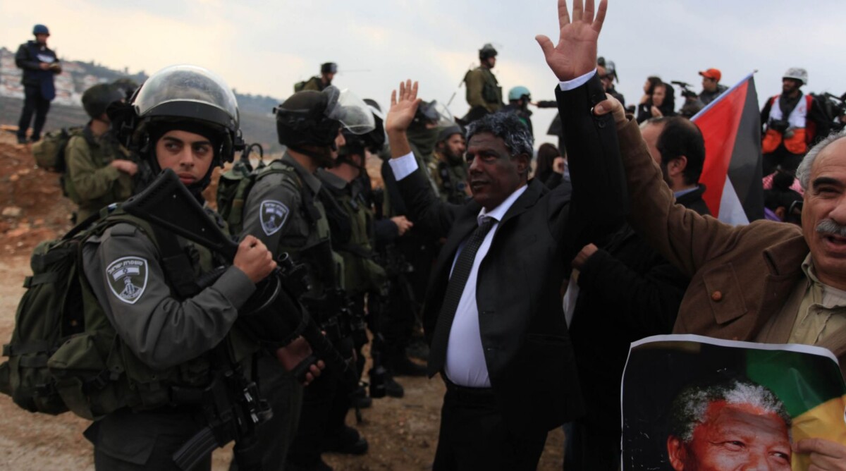 פלסטיני מחופש לנלסון מנדלה, בהפגנת מחאה נגד בניית התנחלות בגדה המערבית. 7.12.13 (צילום: עיסאם רימאווי)