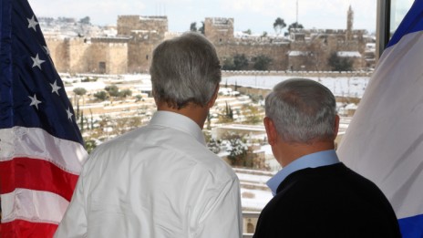 ראש ממשלת ישראל בנימין נתניהו (מימין) ושר החוץ האמריקאי ג'ון קרי מביטים בירושלים המושלגת, 13.12.13 (צילום: מארק ישראל סלם)