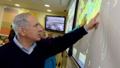 ראש ממשלת ישראל, בנימין נתניהו, מצביע על נתונים סינופטיים. ירושלים, שלשום (צילום: חיים צח, לע"מ)