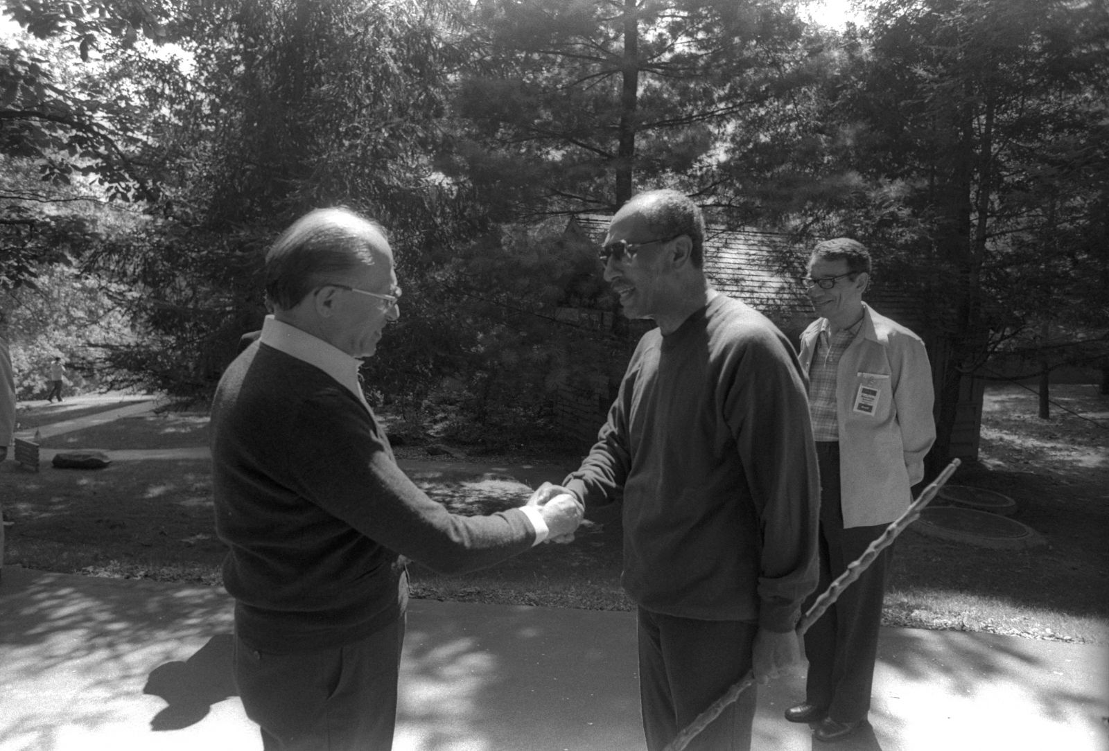 בגין וסאדאת בתצלום שהסעיר את רוחו של נשיא ארצות-הברית ג'ימי קרטר. קמפ-דייוויד, 6.9.78 (צילום: משה מילנר, לע"מ) 