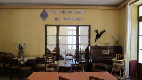 "טוב למות זקוף מלחיות על הברכיים", מיוחס לאלבר קאמי. כתובת על קיר מסעדה בדרום צרפת