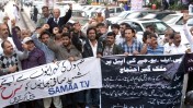 חברים בארגון העיתונאים בקראצ'י, פקיסטן, מוחים על רצח עיתונאים בפיצוץ, 11.1.2013