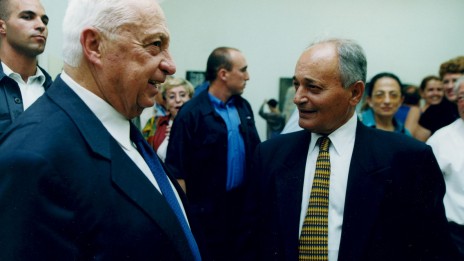 ראש הממשלה אריאל שרון והעיתונאי והדובר אורי דן 2004 (צילום: משה שי)