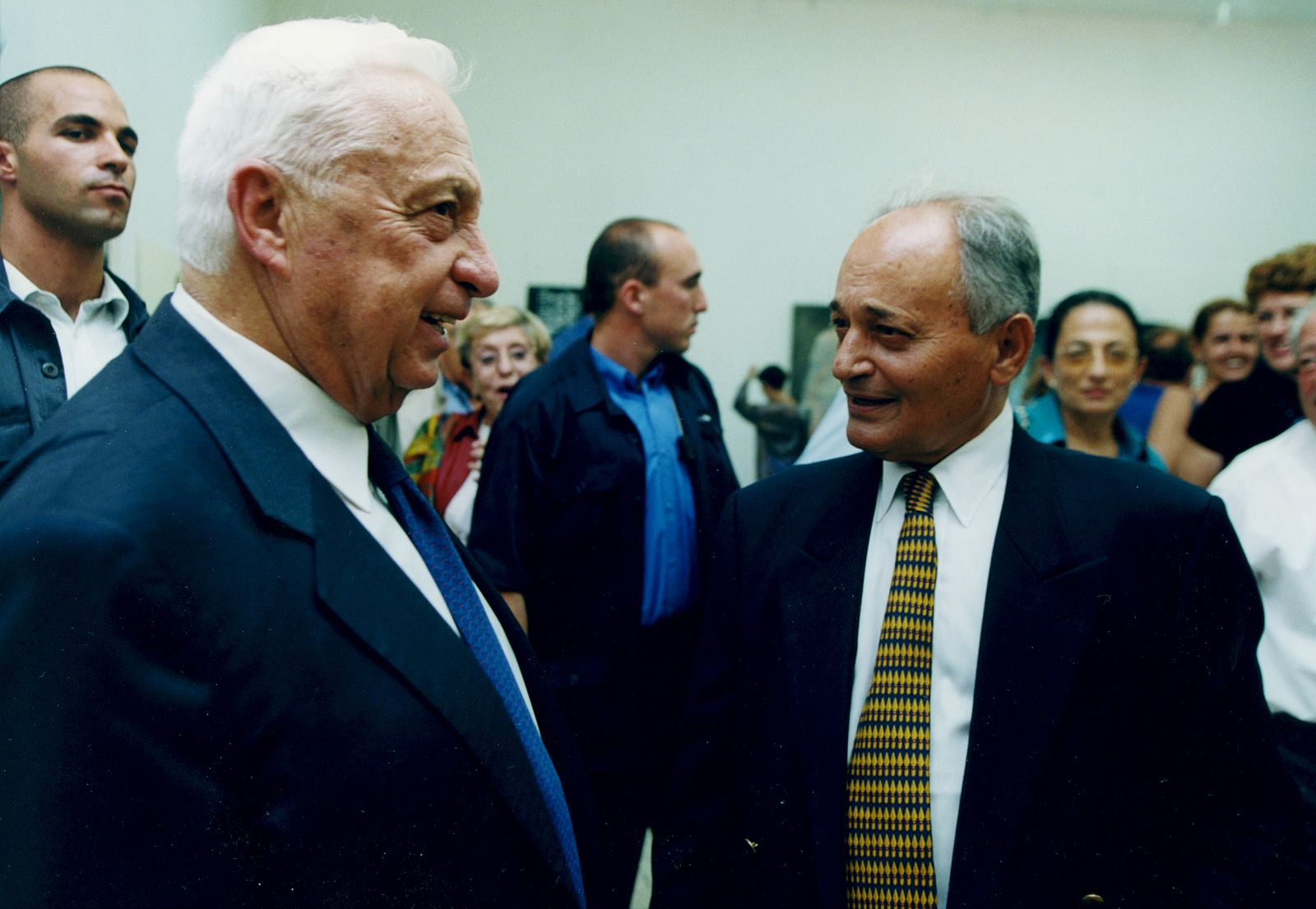 ראש הממשלה אריאל שרון והעיתונאי והדובר אורי דן, 2004 (צילום: משה שי)