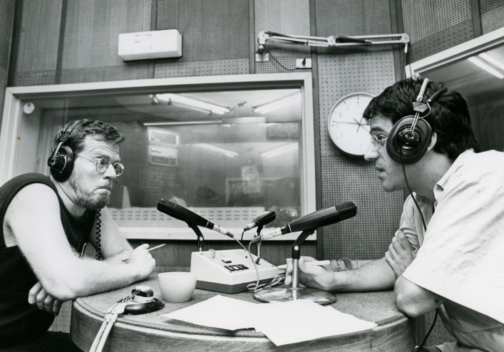 דובי לנץ (משמאל) ורפי רשף באולפן גלי-צה"ל, 1989 (צילום: משה שי)
