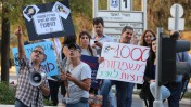 עובדי ערוץ 10 מפגינים מול משרד האוצר בירושלים במחאה על סגירתו האפשרית של הערוץ בשל חובות מיליונים למדינה, 7.11.12 (צילום: אורן נחשון)