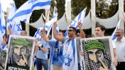 פעילי אם-תרצו מפגינים מול עצרת לרגל יום הנכבה באוניברסיטת תל-אביב, 13.5.13 (צילום: יוסי זליגר)