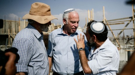 זאב חבר (בכובע) עם שר השיכון אורי אריאל. הגדה המערבית, 13.8.13 (צילום: פלאש 90)