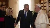 ראש ממשלת ישראל, בנימין נתניהו, עם רעייתו ועם האפיפיור פרנציסקוס. רומא, 2.12.13 (צילום: עמוס בן-גרשום, לע"מ)