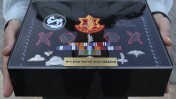 תיבה ובה האותות הצבאיים של ראש הממשלה לשעבר אריאל שרון, כפי שהוצגו בטקס לווייתו, 13.1.14 (צילום: נתי שוחט)