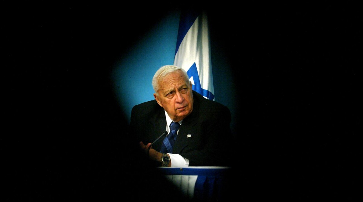 ראש הממשלה אריאל שרון, 16.11.2005 (צילום: אוליבייה פיטוסי)