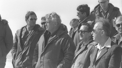 ראש הממשלה יצחק רבין (מימין) עם יועצו אריאל שרון (במרכז). ביניהם: המזכיר הצבאי אפרים פורן. סיני, 27.1.1976 (צילום: משה מילנר, לע"מ)