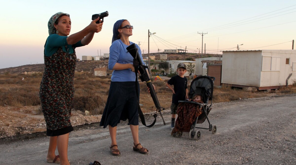 נשים מתנסות בשימוש בכלי נשק במאחז פני-קדם שבגדה-המערבית, 21.9.11 (צילום: נתי שוחט)
