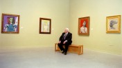 אריאל שרון, ינואר 2003. רגע מנוחה לראש הממשלה בביקורו בתערוכת פיקאסו במוזיאון תל אביב (צילום: זיו קורן, מקום ראשון בקטגוריית "דיוקנאות" בתערוכת "עדות מקומית" 2003)