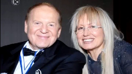 תמונתם של בני הזוג שלדון ומרים אדלסון, כפי שהוקרנה במהלך הקרנת ההתנצלות בפניהם במהדורת חדשות ערוץ 10, 9.9.11 (צילום מסך)