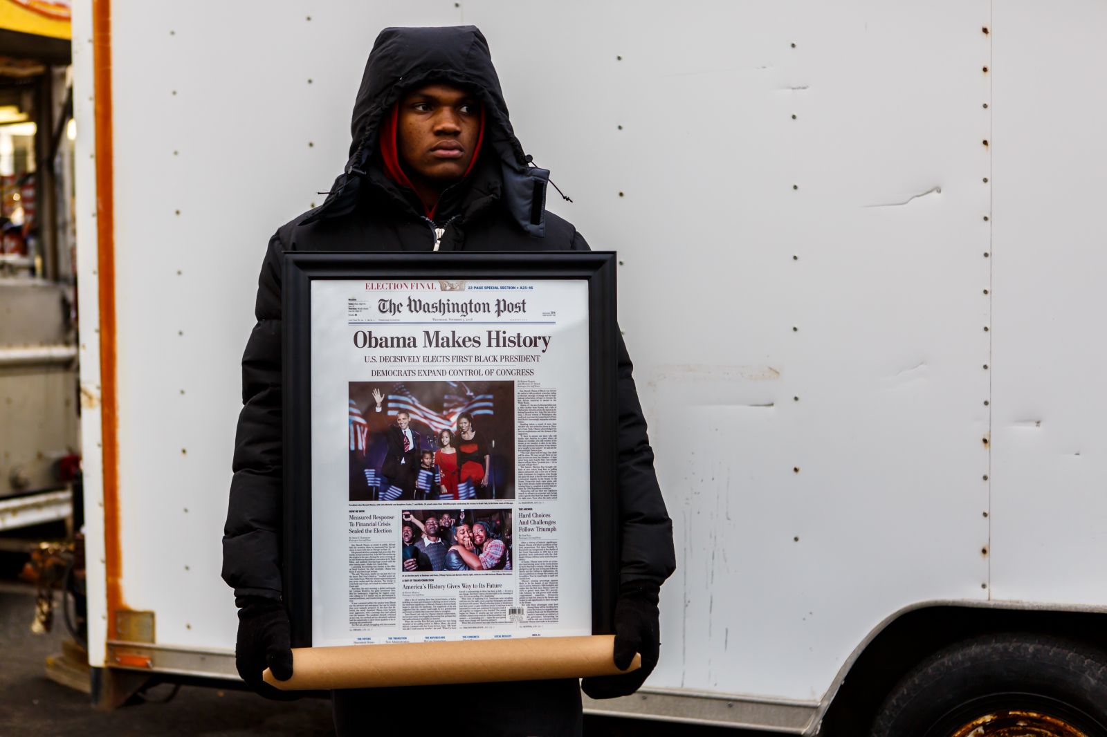 מוכר עיתונים אמריקאי אוחז שער ממוסגר של ה"וושינגטון פוסט", 21.1.13 (צילום: Chris Parypa Photography / Shutterstock)