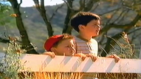 ילדים צופים בדוגמנית, פרסומת למשקה קל, 2002