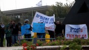 עובדי החדשות המקומיות מפגינים מול הכנסת, 20.12.12 (צילום: יוסי זמיר)