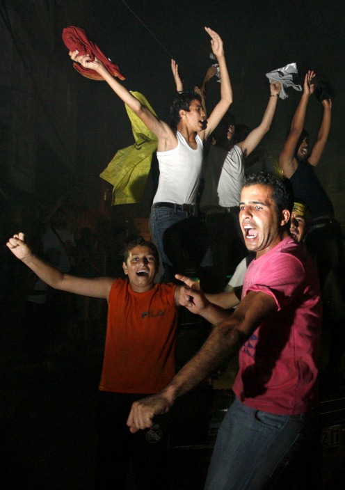 חוגגים את זכייתו של מחמד עסאף בתוכנית הריאליטי "עראב איידול", חאן-יונס, 22.6.13 (צילום: עבד רחים כתיב)