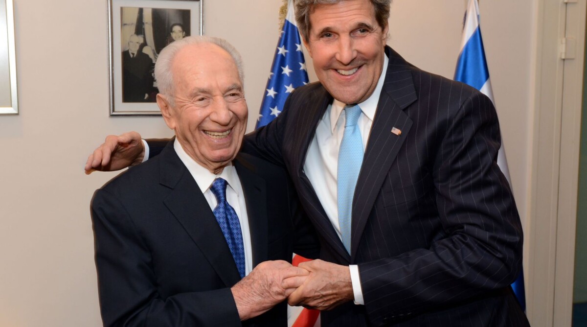 ג'ון קרי ושמעון פרס, 28.6.13 (צילום: מאט שטרן, שגרירות ארה"ב)