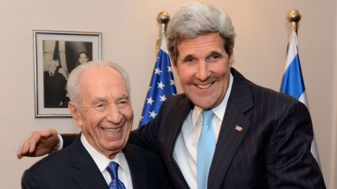 ג'ון קרי ושמעון פרס, 28.6.13 (צילום: מאט שטרן, שגרירות ארה"ב)