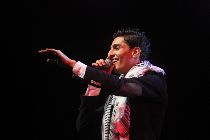 מחמד עסאף, הזוכה בתוכנית הריאליטי בערבית "עראב איידול", בהופעה ברמאללה, 1.6.13 (צילום: עיסאם רימאווי)