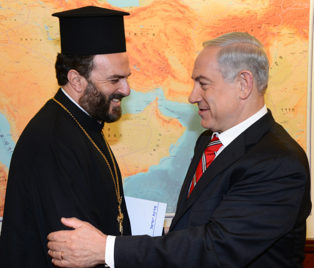 ראש הממשלה בנימין נתניהו והכומר גבריאל נדאף, ירושלים, 5.8.13 (צילום: משה מילנר, לע"מ)