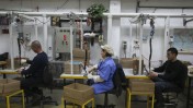 עובדים במפעל סודה-סטרים באיזור התעשייה מישור-אדומים, 2.2.14 (צילום: נתי שוחט)