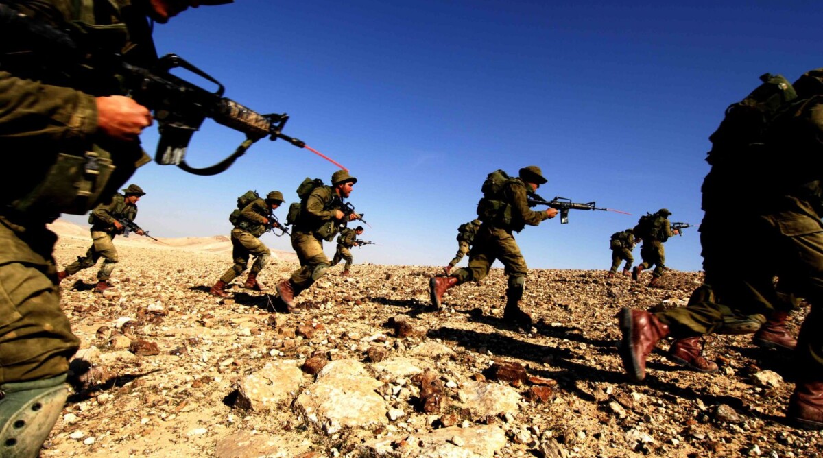 חיילים ישראלים מסתערים במדבר, סמוך לעיר ערד. 16.1.07 (צילום: אביר סולטן)