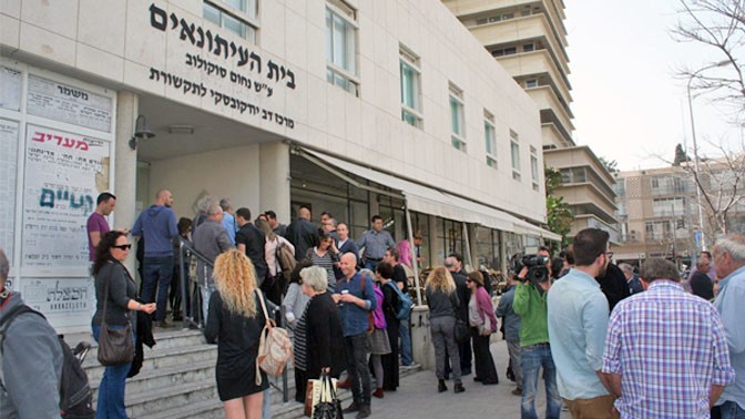 עיתונאים מגיעים לכנס למען הרדיו הציבורי, בית סוקולוב בתל-אביב, 4.3.14 (צילום: אורן פרסיקו)