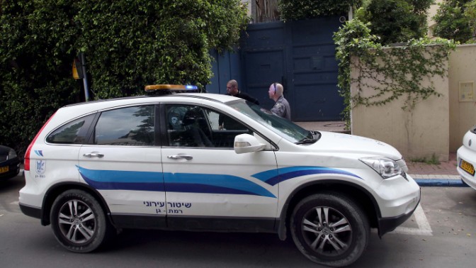 מכונית משטרה מחוץ לביתו של שר האנרגיה והמים סילבן שלום, 25.3.14 (צילום: גדעון מרקוביץ)