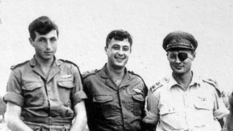 מימין: משה דיין, אריאל שרון ומאיר הר-ציון, לאחר פעולת תגמול ב-1955 (צילום: לע"מ)