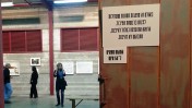שלט אזהרה בכניסה לאחד האולמות בפסטיבל הצילום הבינלאומי בראשון לציון, אפריל 2014