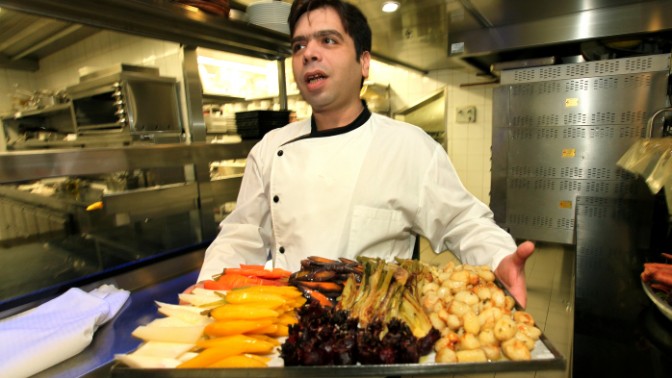 השף רפי כהן במטבח מסעדת "רפאל" בתל-אביב, 2012 (צילום: משה שי)