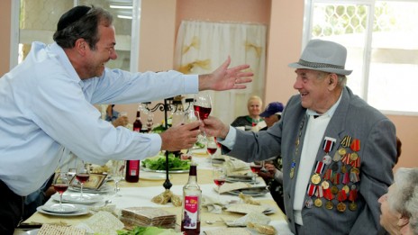 הרב יחיאל אקשטיין מרים כוסית עם קשיש (צילום: אדי ישראל)