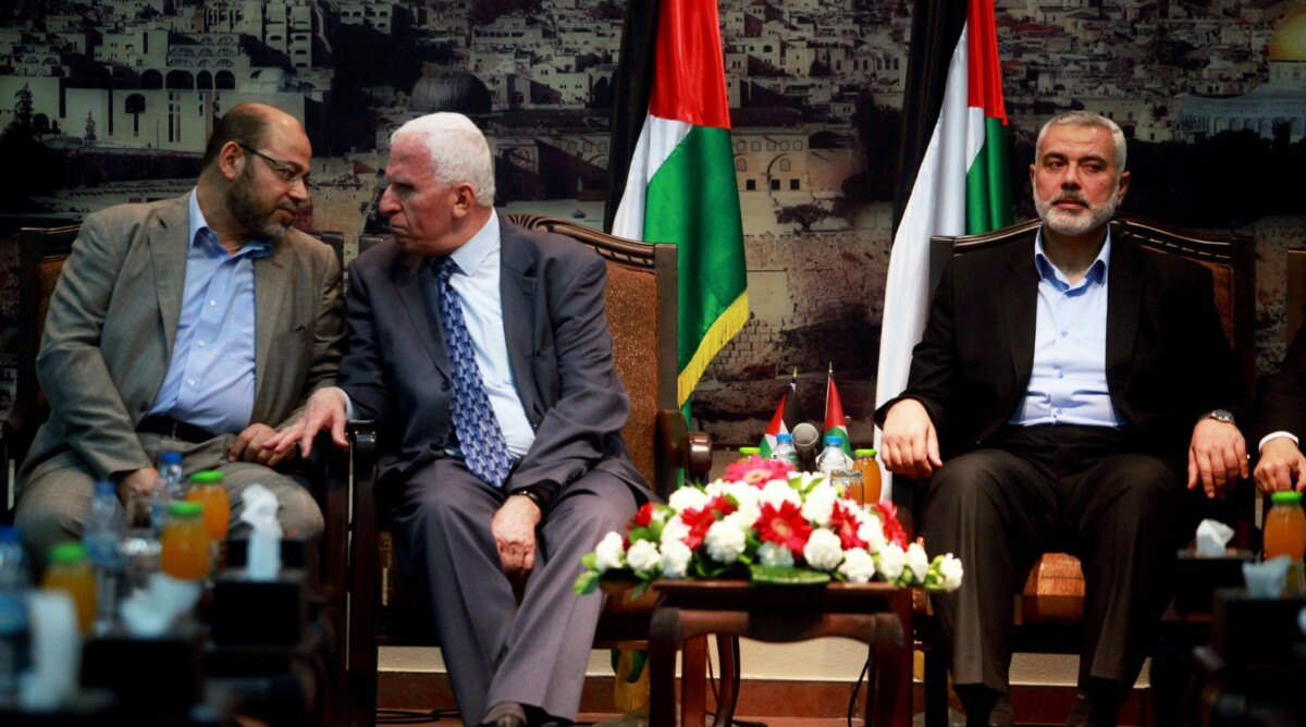 בכיר חמאס מוסא אבו-מרזוק (משמאל) ובכיר פתח עזאם אל-אחמד משוחחים במהלך פגישה בעזה. מימין: ראש ממשלת חמאס איסמעיל הנייה, 22.4.14 (צילום: עבד רחים חטיב)